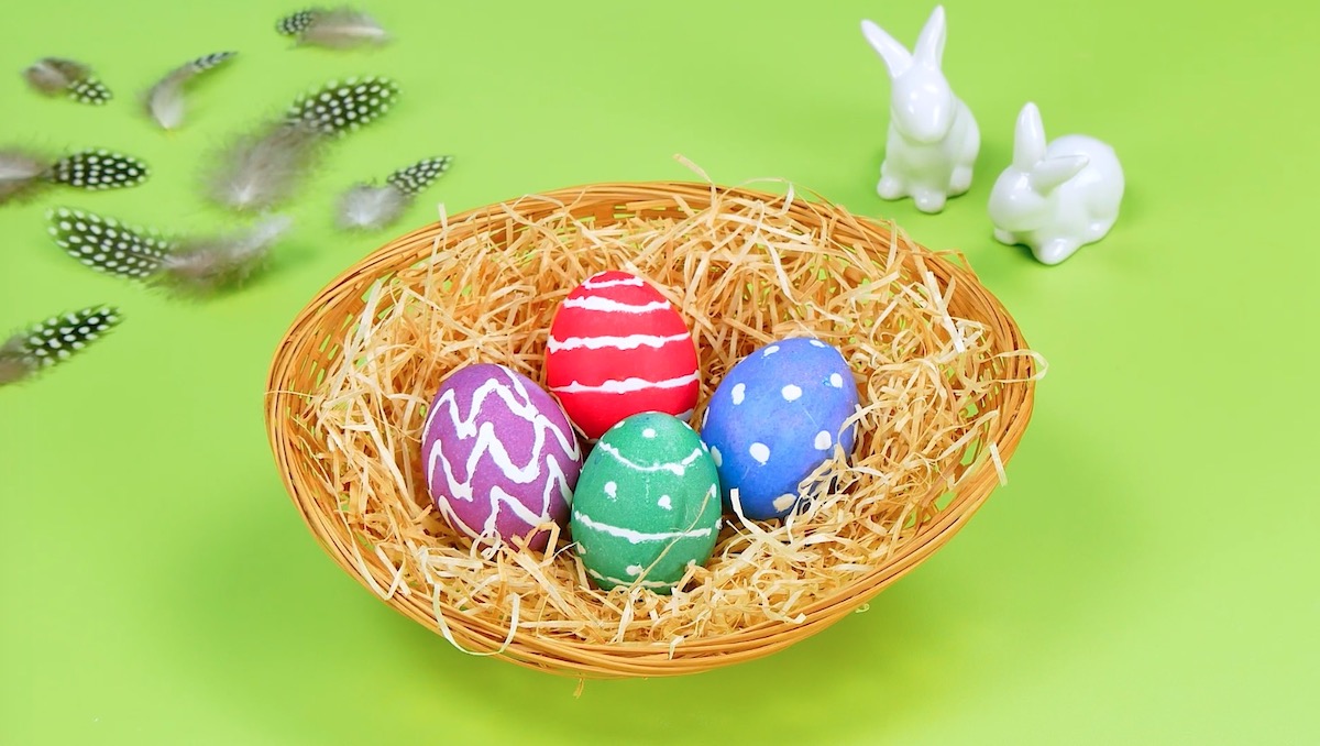 Θα σου «λύσει» τα χέρια: Ο εναλλακτικός τρόπος για να βάψεις τα πασχαλινά αυγά