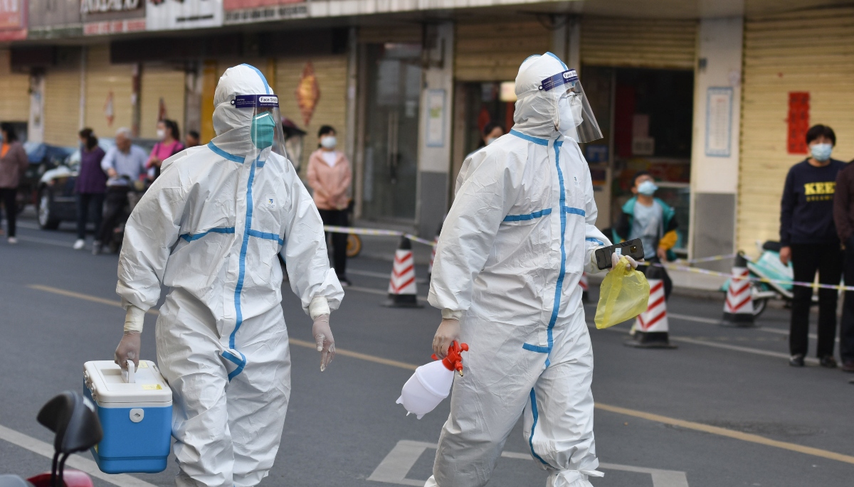 Σανγκάη: Σκηνές απελπισίας στα στρατόπεδα – Οι πλούσιοι προσπαθούν να φύγουν από την Κίνα