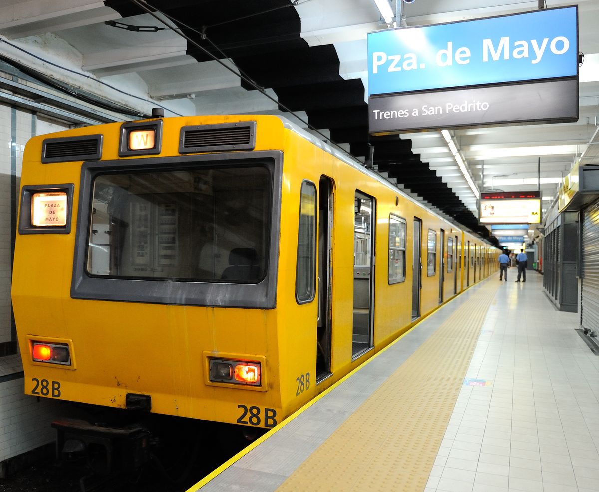 Αργεντινή: Η στιγμή που γυναίκα πέφτει στις ράγες του μετρό και σώζεται από θαύμα (βίντεο)