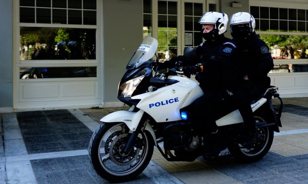 Καταδίωξη στο κέντρο της Πάτρας για δύο άνδρες που έκλεψαν 32 ευρώ από σταθμευμένο όχημα