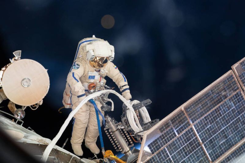 Ρώσοι κοσμοναύτες «περπάτησαν» στο διάστημα για να ενεργοποιήσουν έναν νέο ρομποτικό βραχίονα