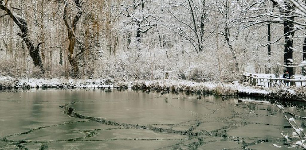 Ιταλία: Τουρίστες έπεσαν σε παγωμένη λίμνη – Στο νοσοκομείο βρέφος 4 μηνών