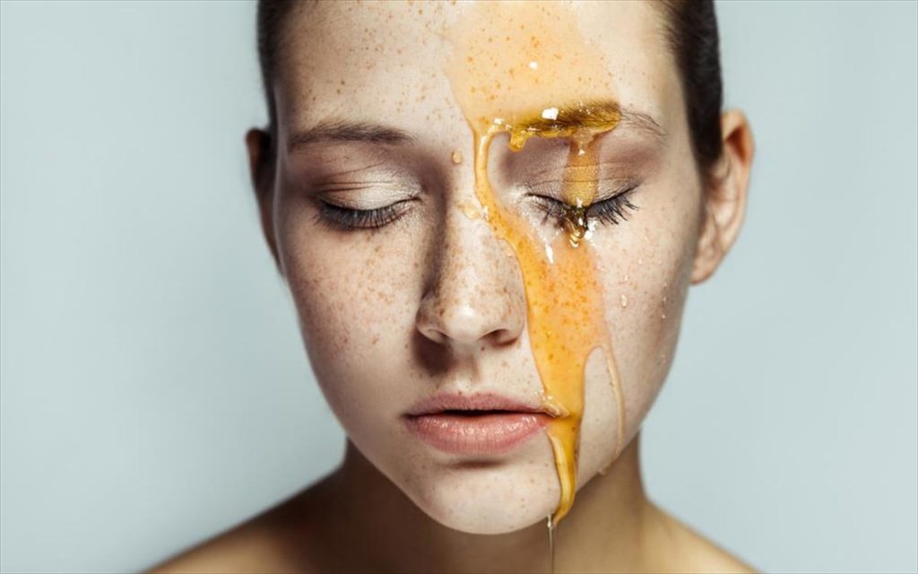 Γυναίκες σας ενδιαφέρει: Αυτά είναι τα απίστευτα οφέλη που έχει το μέλι για το δέρμα σας