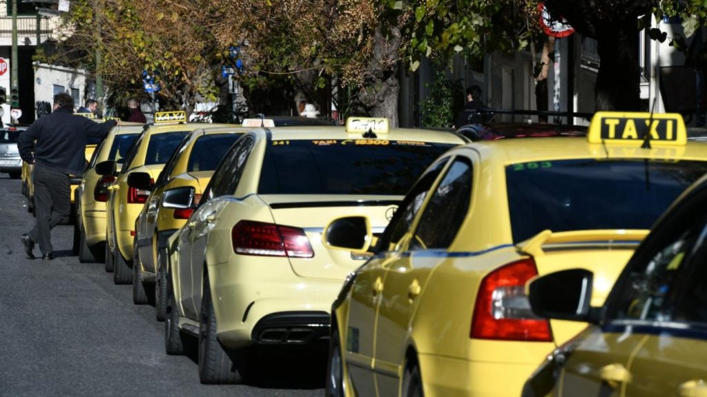 Διαμαρτυρία οδηγών ταξί έξω από το υπουργείο Οικονομικών