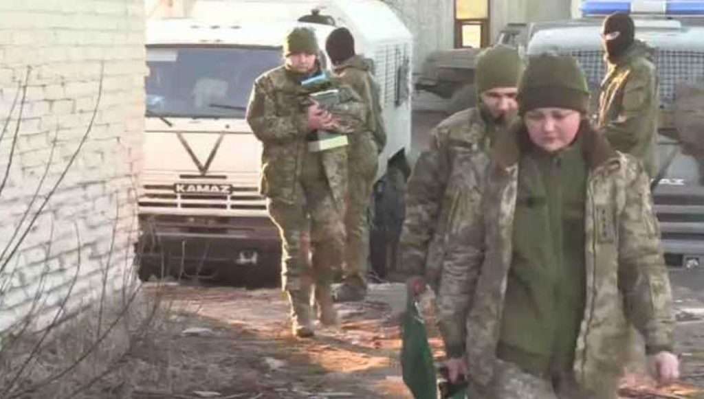 Βίντεο: Ουκρανοί στρατιώτες στο Azovstal παραδίνονται στους Ρώσους