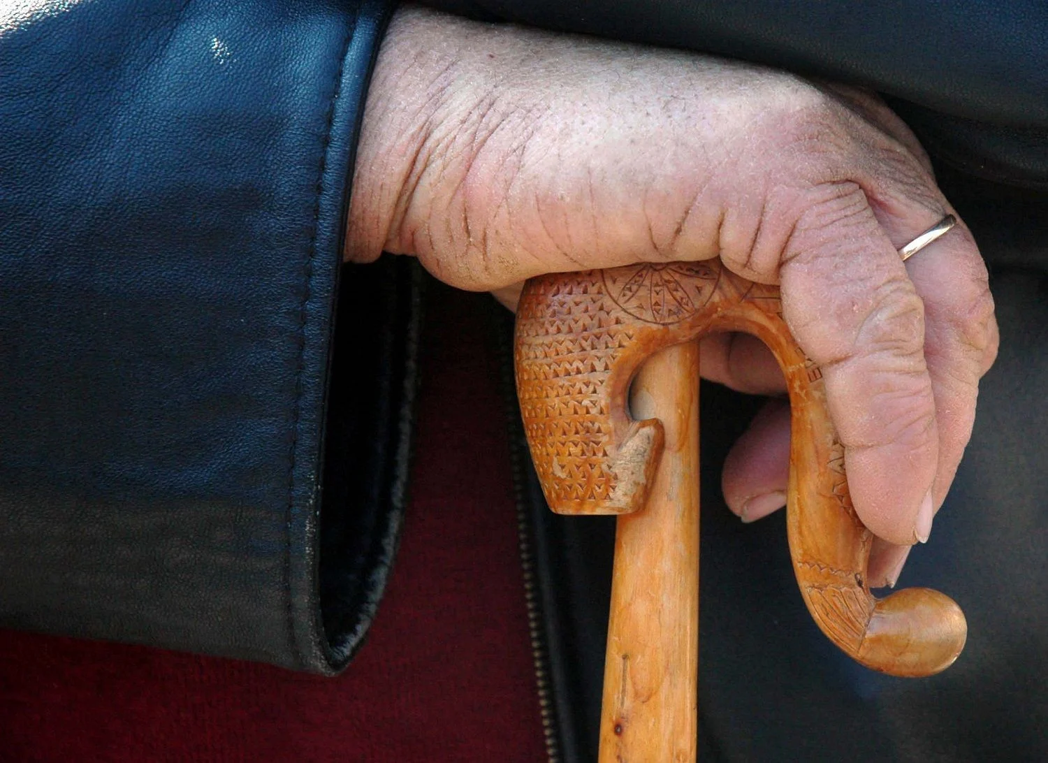 Σανγκάη: Ηλικιωμένη χτυπά με τη μαγκούρα τον άνδρα που προσπαθεί να της κάνει rapid test! (βίντεο)