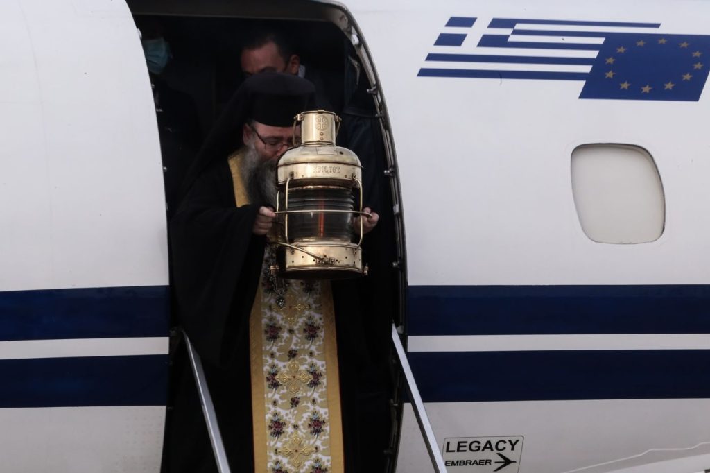 Τελειώνουν και το Άγιο Φως: Μεταφορά «σαν κεράκι της Λαμπρής» και χωρίς εκπρόσωπο της Εκκλησίας