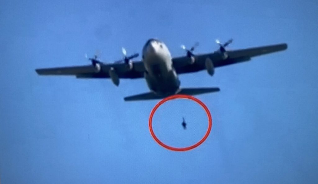 Παρ’ολίγον τραγωδία στα 5.000 πόδια: Αλεξιπτωτιστής έμεινε κρεμασμένος στον αέρα έξω από C-130 για δύο λεπτά (βίντεο)