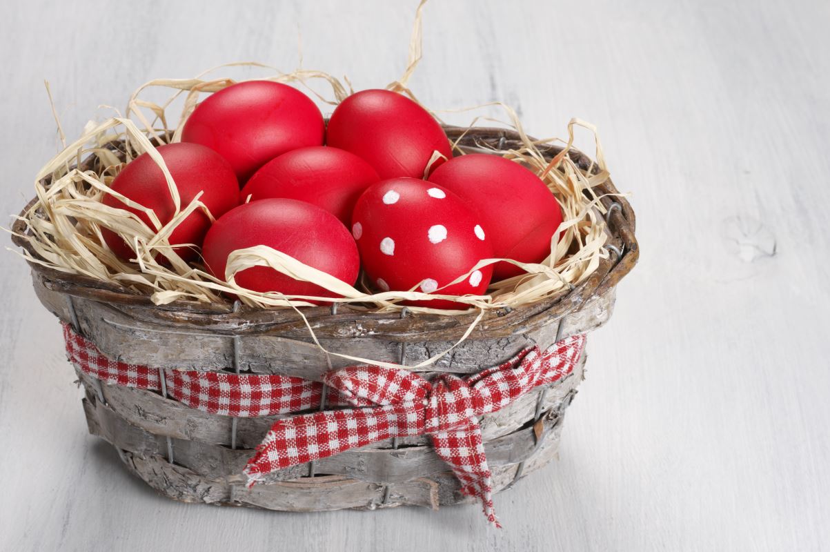 Δείτε πόση ώρα χρειάζεται για να βράσουν τα πασχαλινά αυγά – Τα λεπτά για το βάψιμο