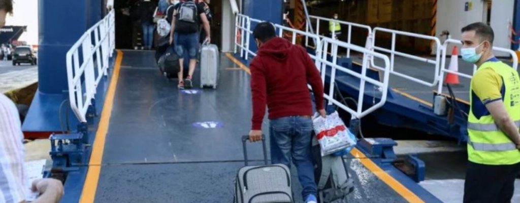 Ξεκίνησε η έξοδος των εκδρομέων: Τετραπλάσια η κίνηση στα λιμάνια – Ακριβότερο κατά 15% το ταξίδι με πλοίο