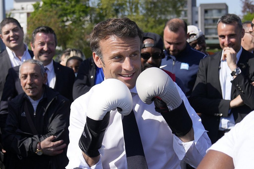 Γαλλικές εκλογές: Ο Ε.Μακρόν δηλώνει πως «τίποτα δεν έχει κριθεί» φορώντας… γάντια πυγμαχίας!