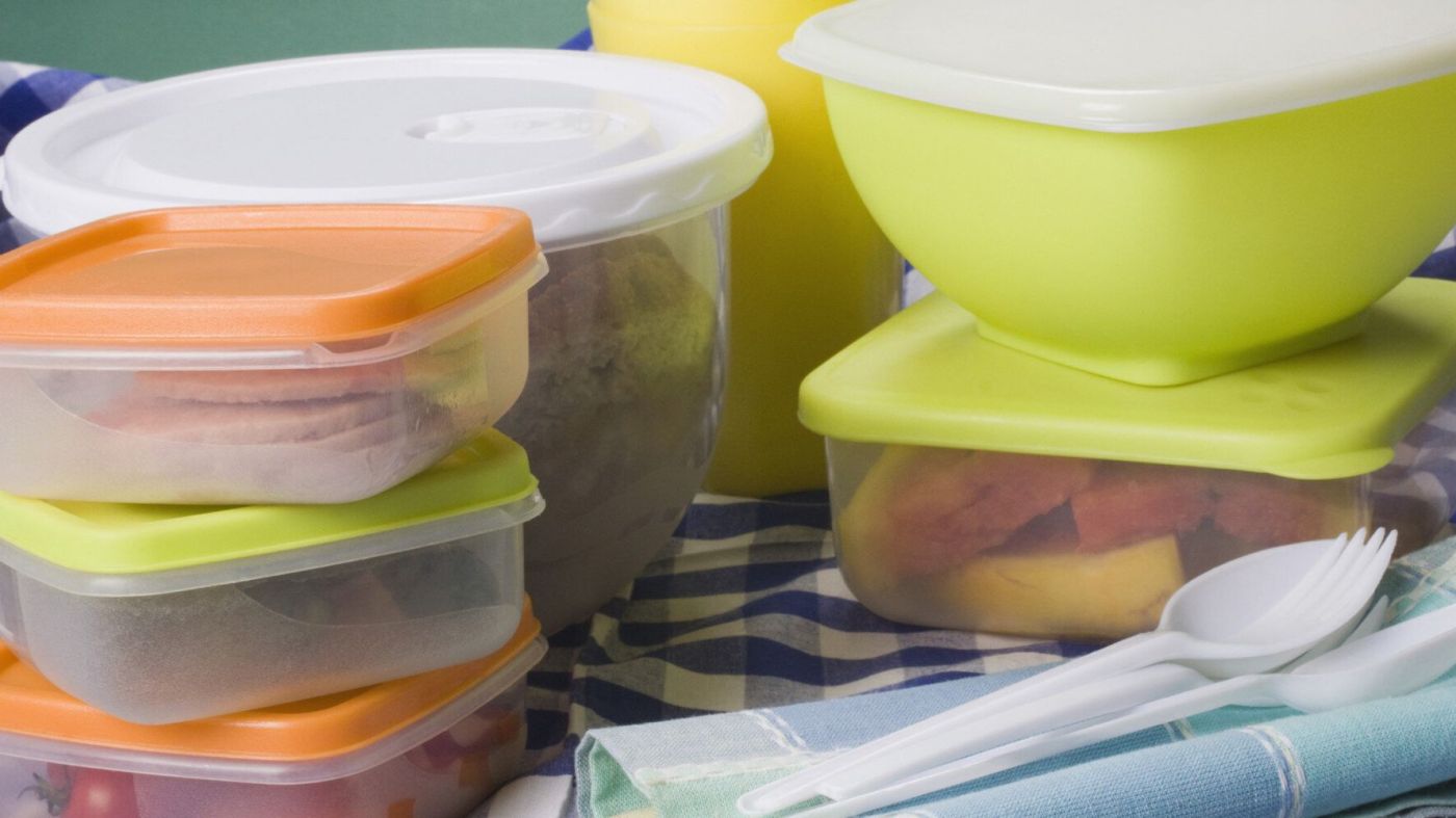 Θα σας «λύσει» τα χέρια: Δείτε πώς θα εξαφανίσετε τους λεκέδες από τα πλαστικά τάπερ