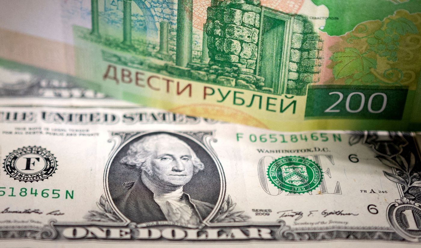 Συνεχίζει να ανεβαίνει το ρωσικό ρούβλι έναντι του αμερικανικού δολαρίου