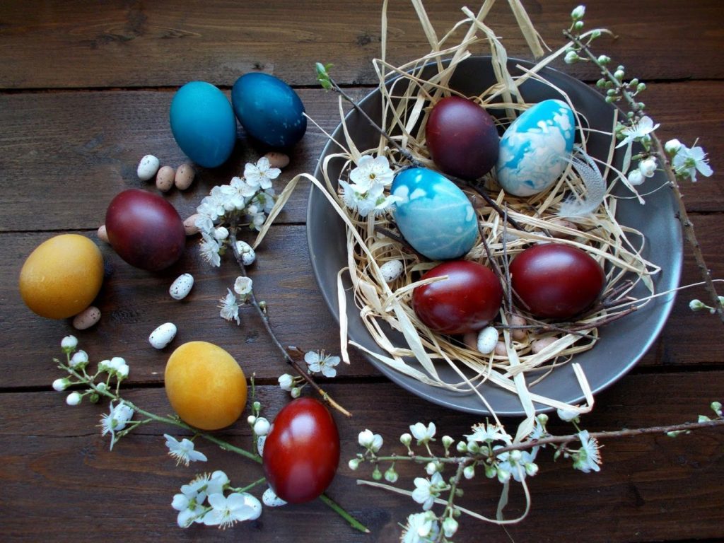 Το κολπάκι με το ρύζι για να βάψεις γρήγορα τα πασχαλινά αυγά (βίντεο)