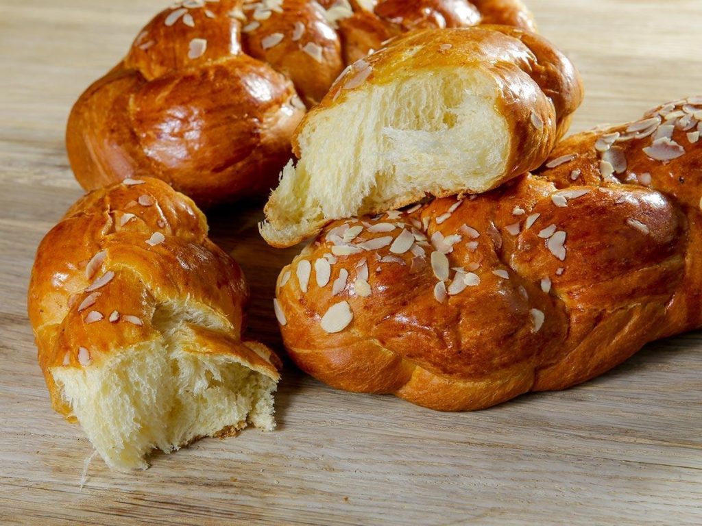 Γιατί σήμερα Μεγάλη Πέμπτη φτιάχνουμε τσουρέκια;