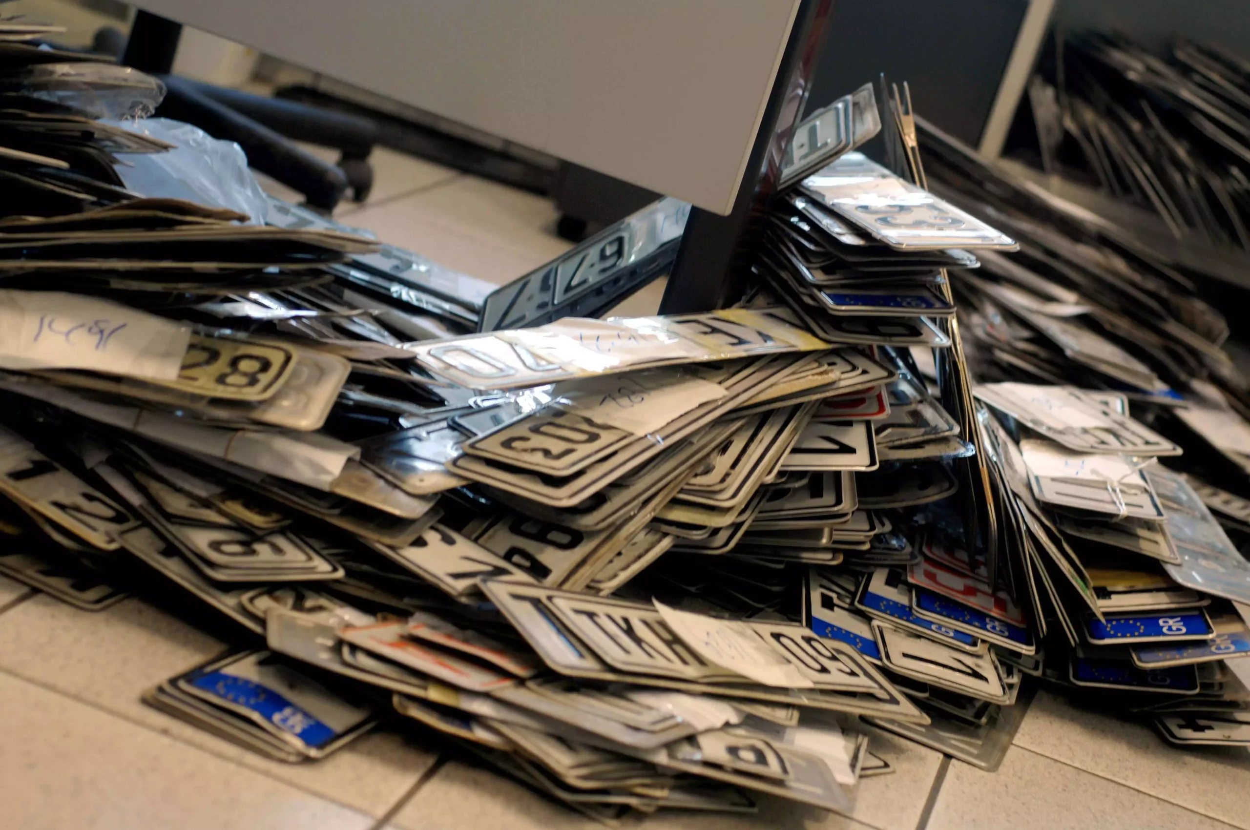 Εφοριακοί με κινητά με ειδικό λογισμικό θα ελέγχουν τις πινακίδες των ΙΧ