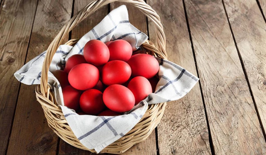 Μεγάλη Πέμπτη: Σήμερα βάφουμε κόκκινα τα αυγά μας – Τι σημαίνει το έθιμο
