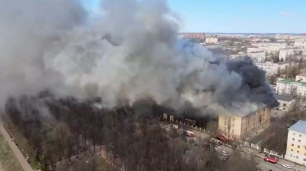 Συναγερμός στη Ρωσία – Ξέσπασε μεγάλη φωτιά σε αποθήκες οπλισμού (βίντεο)