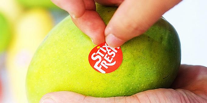 Τρως τις ετικέτες από τα φρούτα; – Μάθε αν είναι υγιεινό