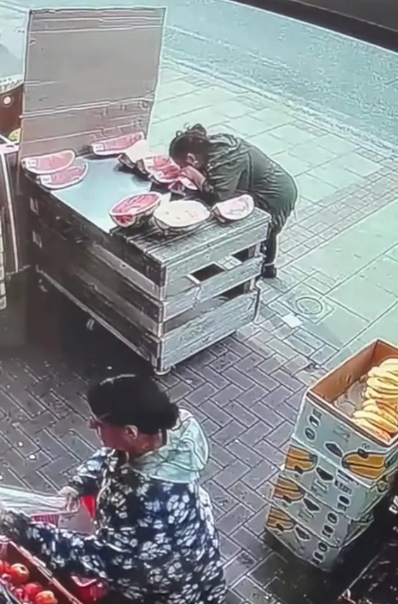 Αηδία: Περαστική δαγκώνει καρπούζι από το μανάβικο και… φεύγει ανενόχλητη (βίντεο)