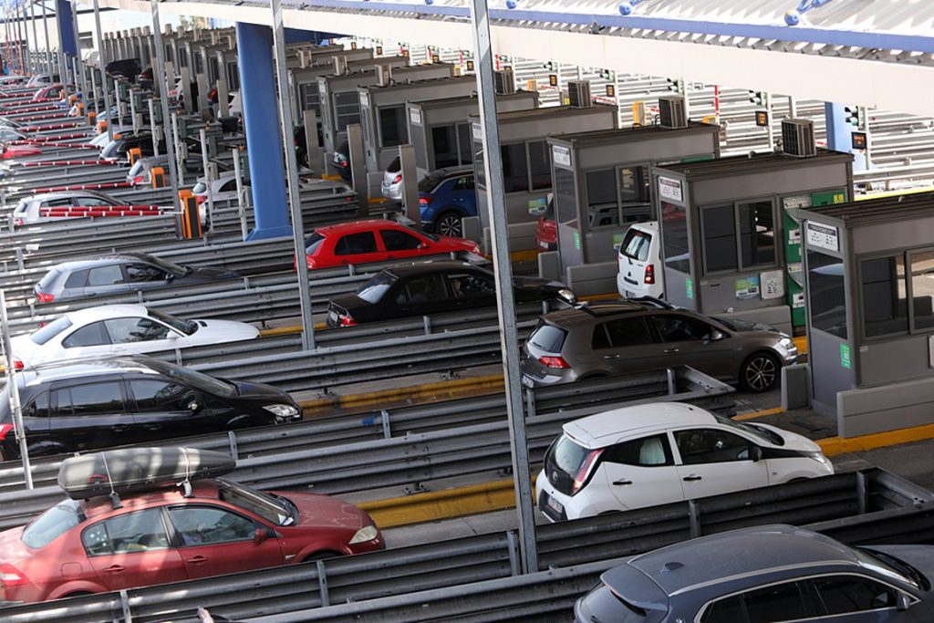 «Κρόσια» τα νεύρα από την κίνηση: «Τσακωνόμαστε για να περνά η ώρα» (βίντεο)