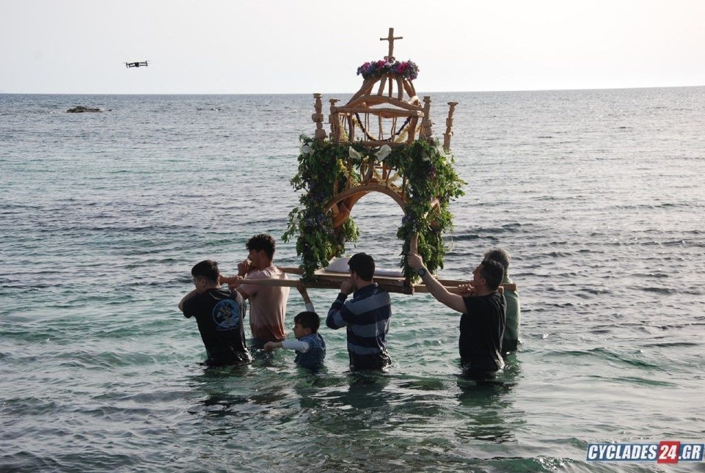 Νάξος: Η ξεχωριστή περιφορά του Επιταφίου μέσα στη θάλασσα