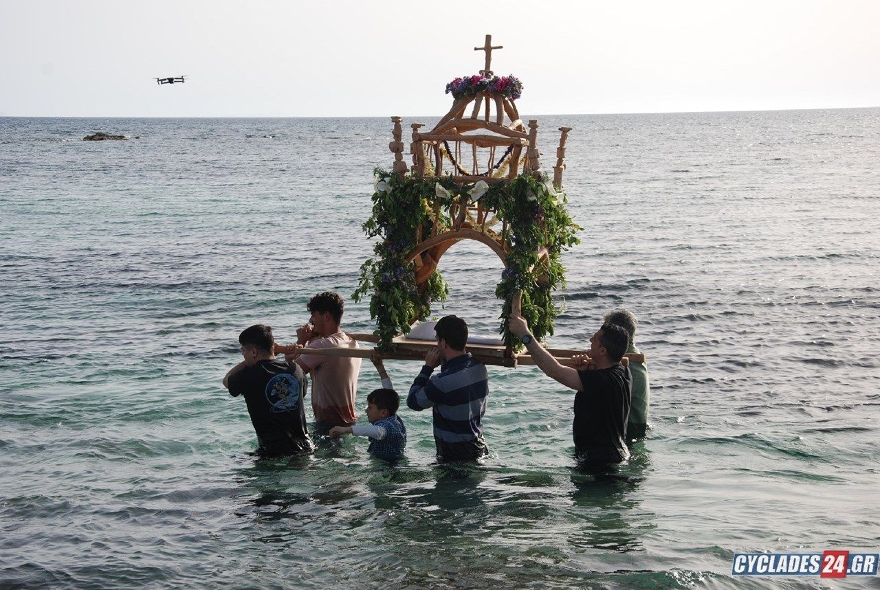 Νάξος: Η ξεχωριστή περιφορά του Επιταφίου μέσα στη θάλασσα