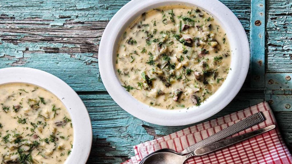 Μαγειρίτσα: Πώς να την φτιάξετε με λιγότερα λιπαρά και θερμίδες