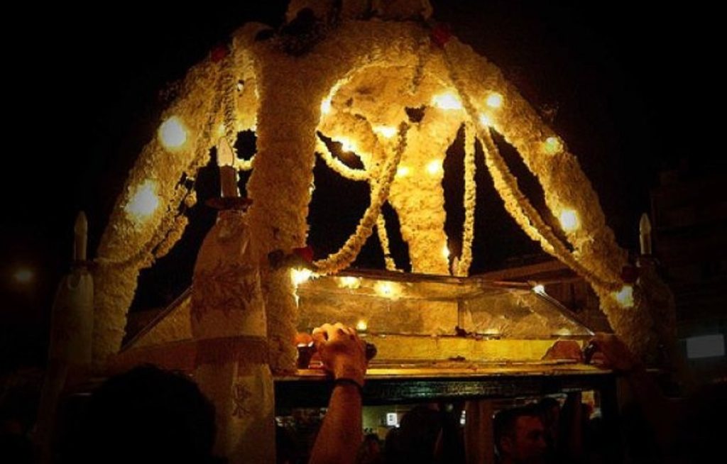 Γιατί σήμερα Μεγάλη Παρασκευή περνάμε κάτω από τον Επιτάφιο;