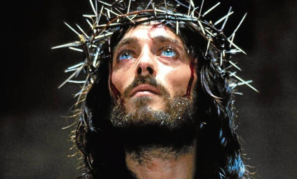 Ιησούς από τη Ναζαρέτ: Η πολυσυζητημένη φωτογραφία από τη γυρίσματα – Ο Ρ.Πάουελ με κονιάκ και τσιγάρο