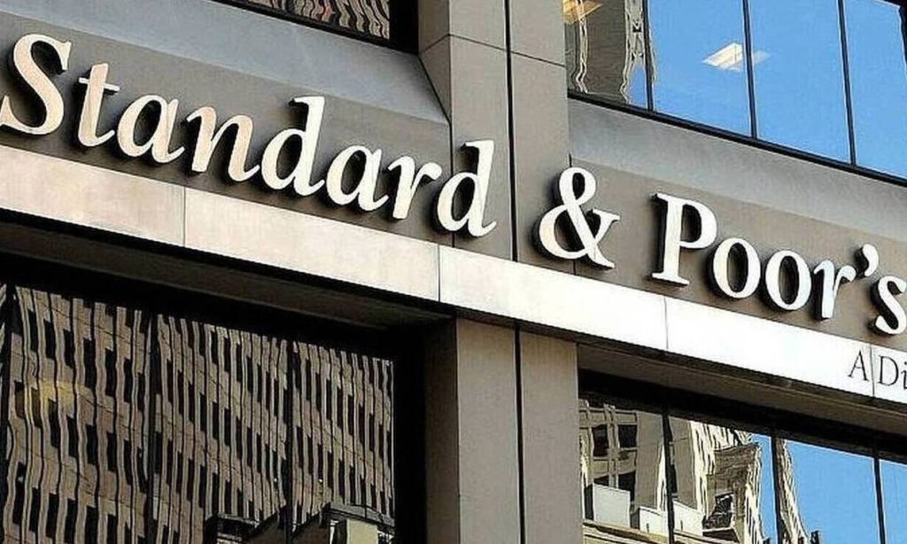 Standard & Poor’s: Πώς αιτιολογεί την αναβάθμιση της ελληνικής οικονομίας
