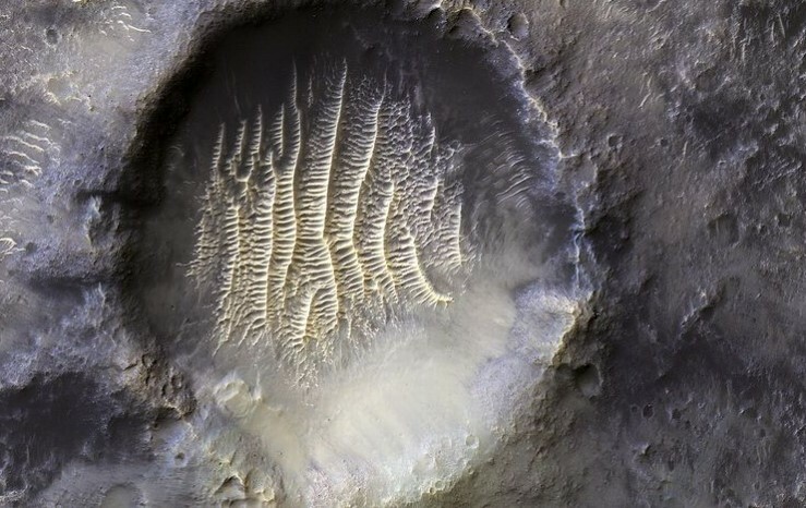 Κρατήρας στον Άρη μοιάζει με ανθρώπινο αποτύπωμα! (φωτό)