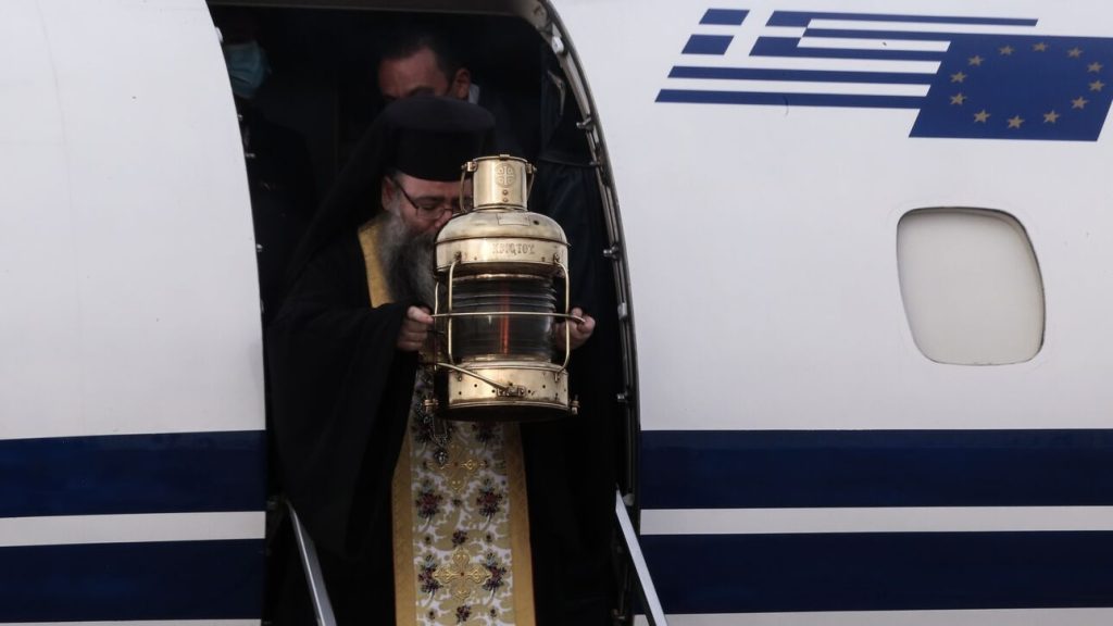 Στην Αθήνα στις 6 το απόγευμα με ειδική πτήση το Άγιο Φως