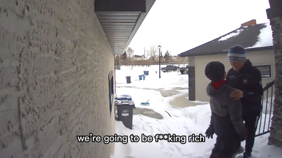 Δυο μπόμπιρες με επιχειρηματικό μυαλό κάνουν σχέδια με τα λεφτά που θα πάρουν από το φτυάρισμα του χιονιού