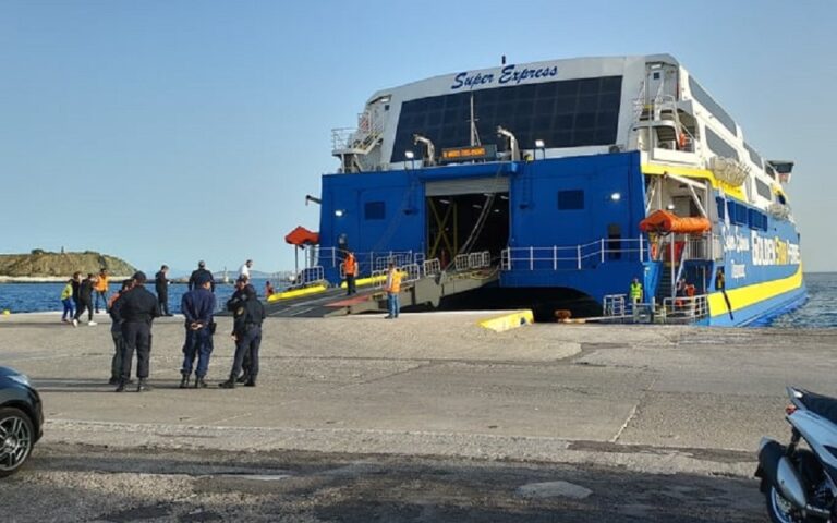 Τήνος: Εικόνες από τη ζημιά στο καταμαράν «Super Express»