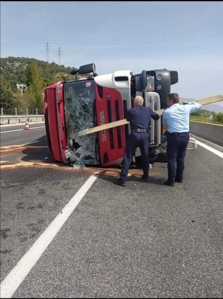 Τροχαίο με νταλίκα στην Αθηνών-Κορίνθου: Τι λέει διασώστρια του ΕΚΑΒ που έδωσε τις πρώτες βοήθειες στον οδηγό