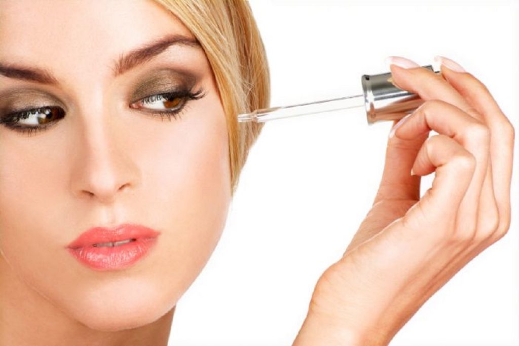 Όλα όσα πρέπει να γνωρίζεις για τον ορό προσώπου – Πώς και πότε να εφαρμόσεις