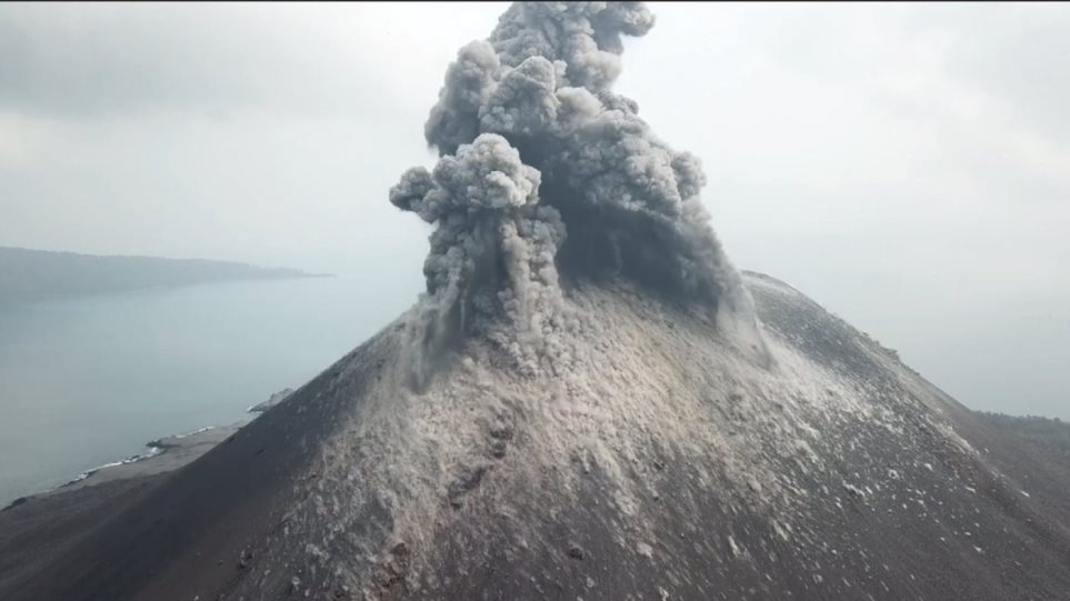 Ινδονησία: Το ηφαίστειο Ανάκ Κρακατόα εξερράγη και προκάλεσε σύννεφο τέφρας ύψους 3 χιλιομέτρων