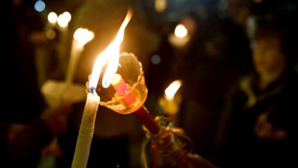 Οι Έλληνες έψαλαν τον Εθνικό Ύμνο αμέσως μετά το «Χριστός Ανέστη» – Δείτε βίντεο από την Ανάσταση