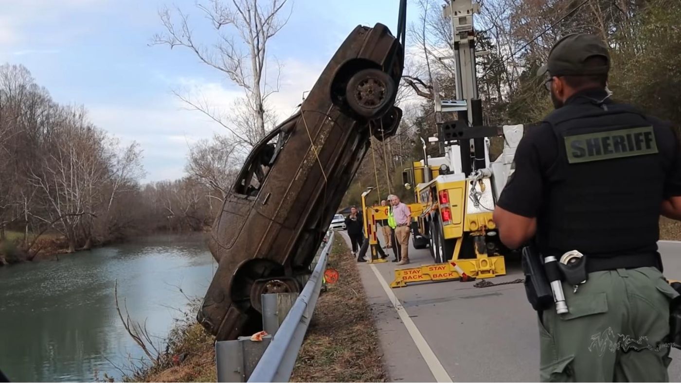 ΗΠΑ: Αυτοκίνητο ανασύρθηκε από ποτάμι μετά από δύο 10ετίες και αποκάλυψε μακάβριο μυστικό