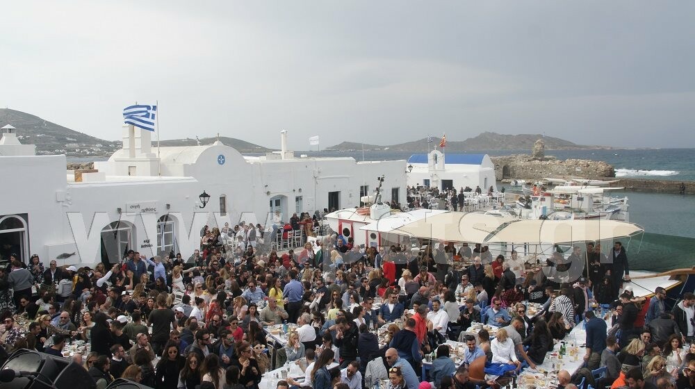 Εντυπωσιακές εικόνες από το μεγάλο Πασχαλίνο γλέντι στη Νάουσα της Πάρου