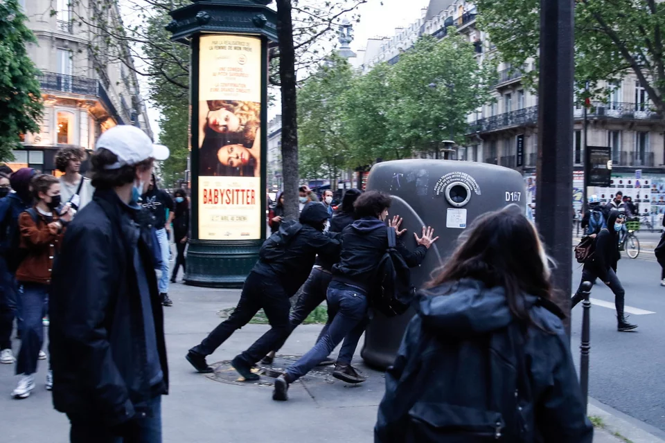 Επεισόδια μετά τη νίκη Ε.Μακρόν στο Παρίσι και σε άλλες πόλεις – Οργισμένοι πολίτες εξεγείρονται (βίντεο)