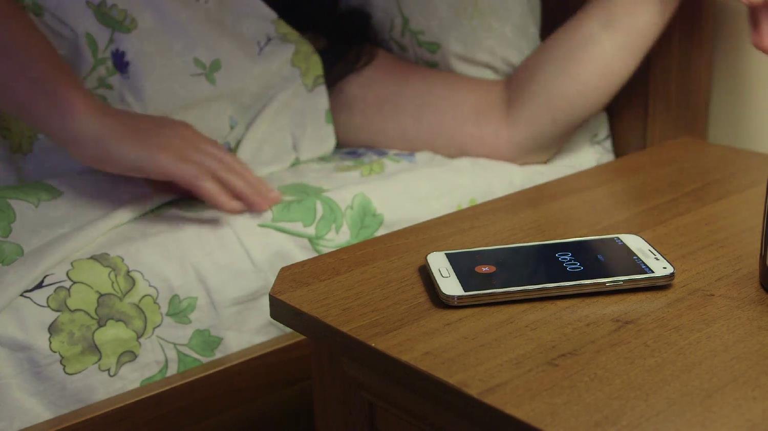 Κινητό δίπλα στο κρεβάτι: Δείτε πως επηρεάζει τον ύπνο σας