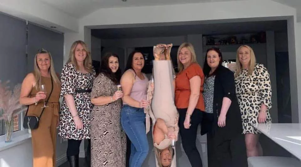 Πρωτοφανές ατύχημα: 40χρονη έπεσε και σφήνωσε με το κεφάλι πίσω από καναπέ