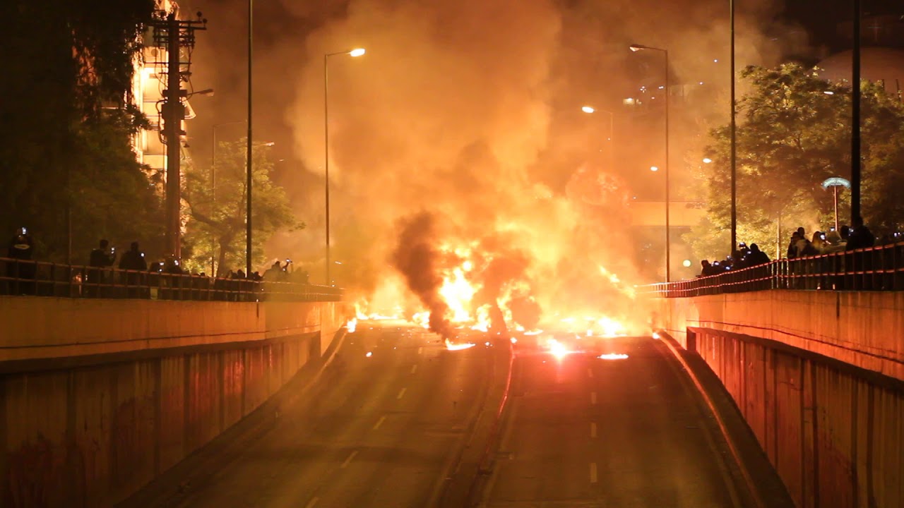 Ανάσταση με μολότοφ για ακόμη μια χρονιά στον Νέο Κόσμο (βίντεο)