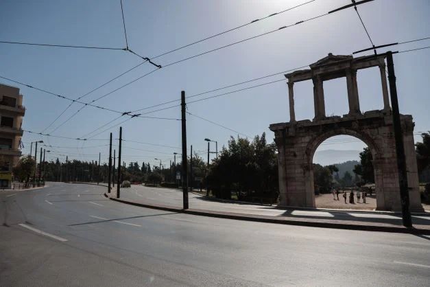 Πάσχα στο χωριό: Έρημη πόλη η Αθήνα – Άδειοι οι δρόμοι (φώτο)
