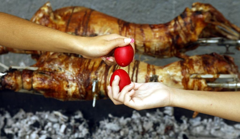 Πασχαλινό τραπέζι: Δείτε πόσες θερμίδες έχουν το αρνί, το κατσίκι & το κοκορέτσι