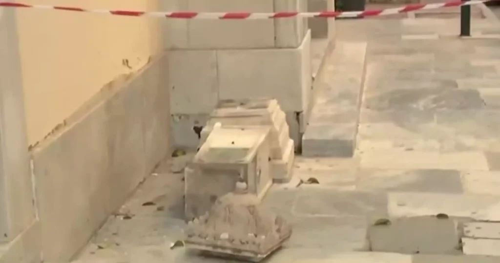 Πλατεία Καρύτση: Άγνωστοι βανδάλισαν τον ναό του Αγίου Γεωργίου