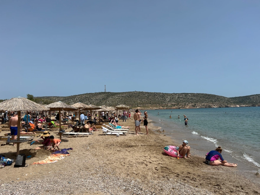 Πάσχα: Τα πρώτα μπάνια των Αθηναίων στις οργανωμένες και μη πλαζ της Αττικής (φωτο)
