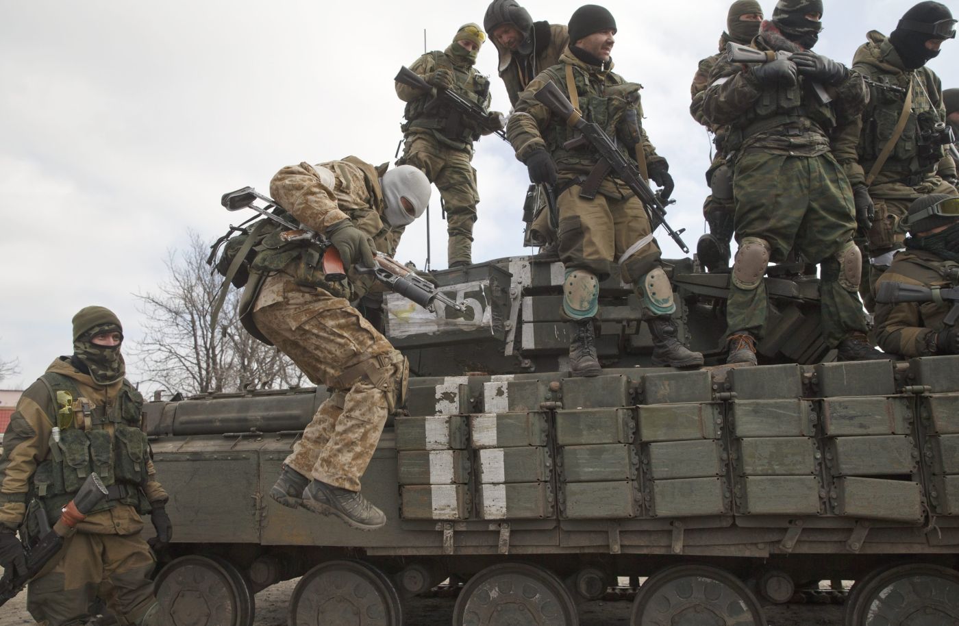 Βίντεο: Οι Ουκρανοί παραδίδονται μαζικά στο Ντονμπάς αλλά το Κίεβο στέλνει τρεις νέες Ταξιαρχίες με δυτικά όπλα